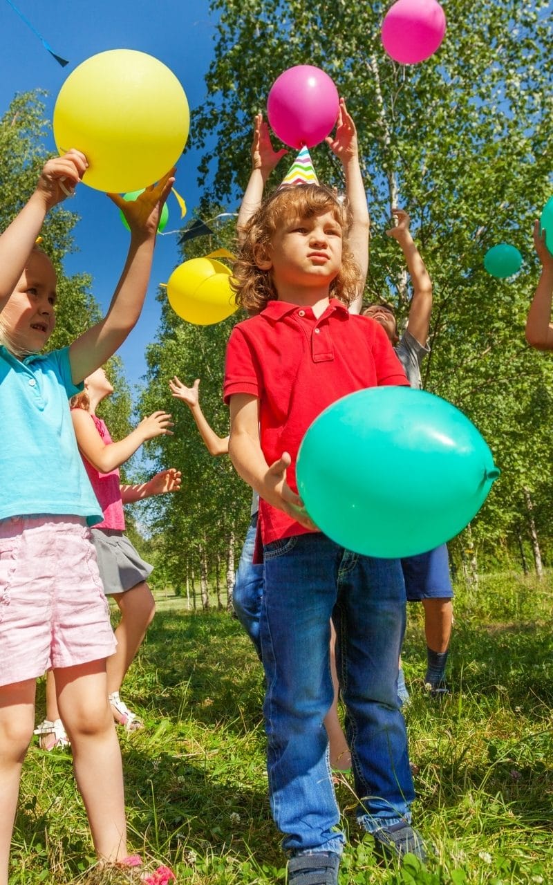 kids-playing-with-balloons