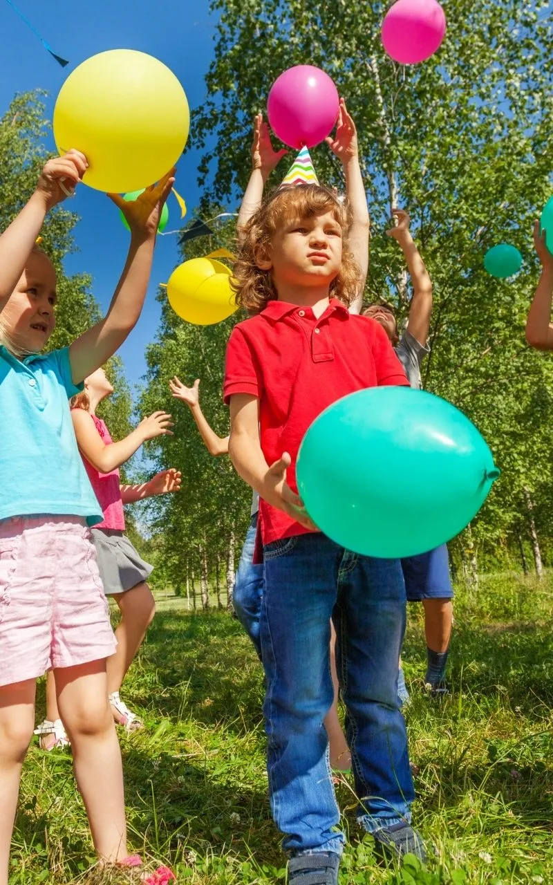 kids-playing-with-balloons