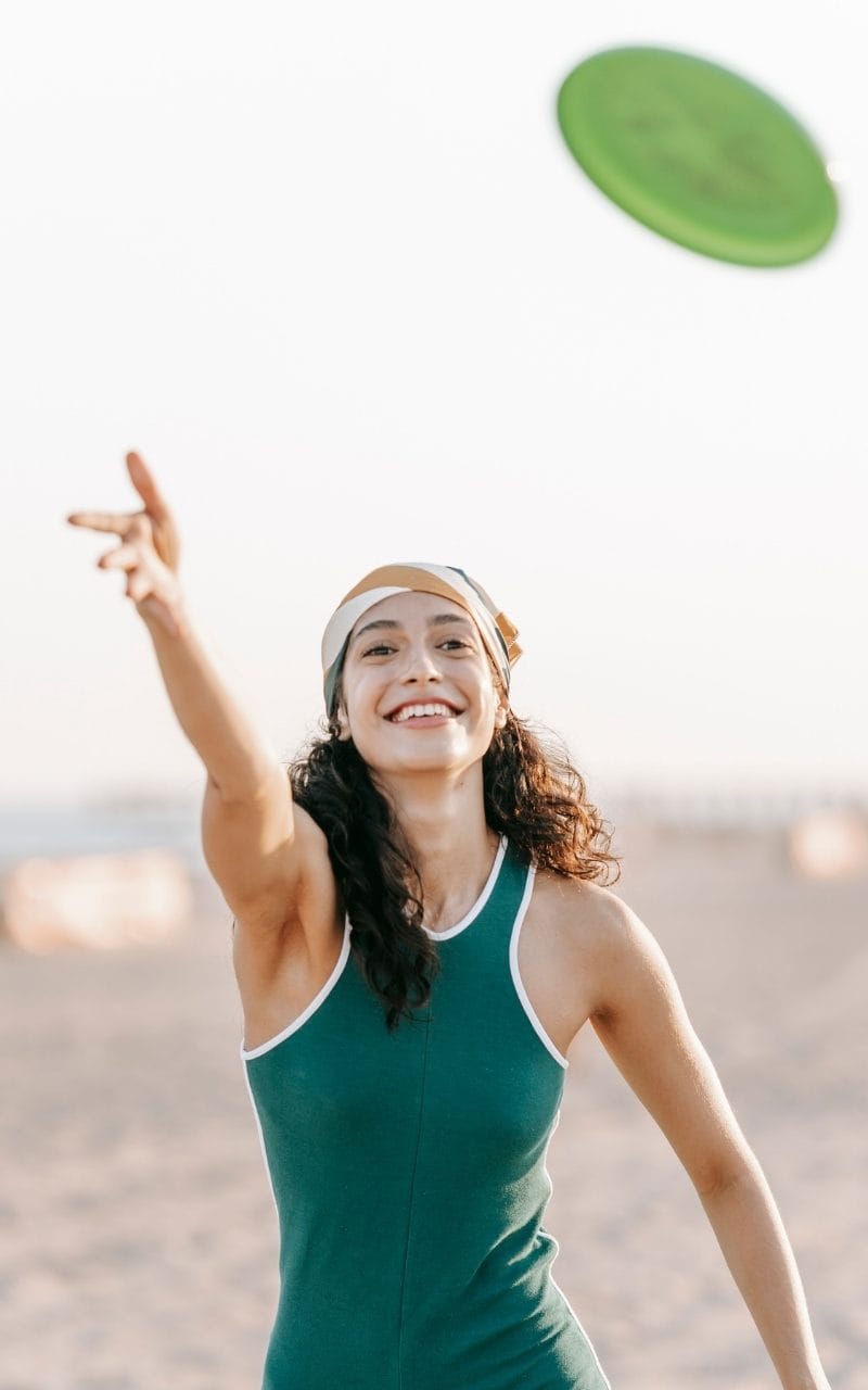 woman-throwing-frisbee
